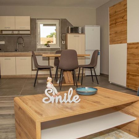 Oros House Apartmanhaz Oroshaza Bagian luar foto