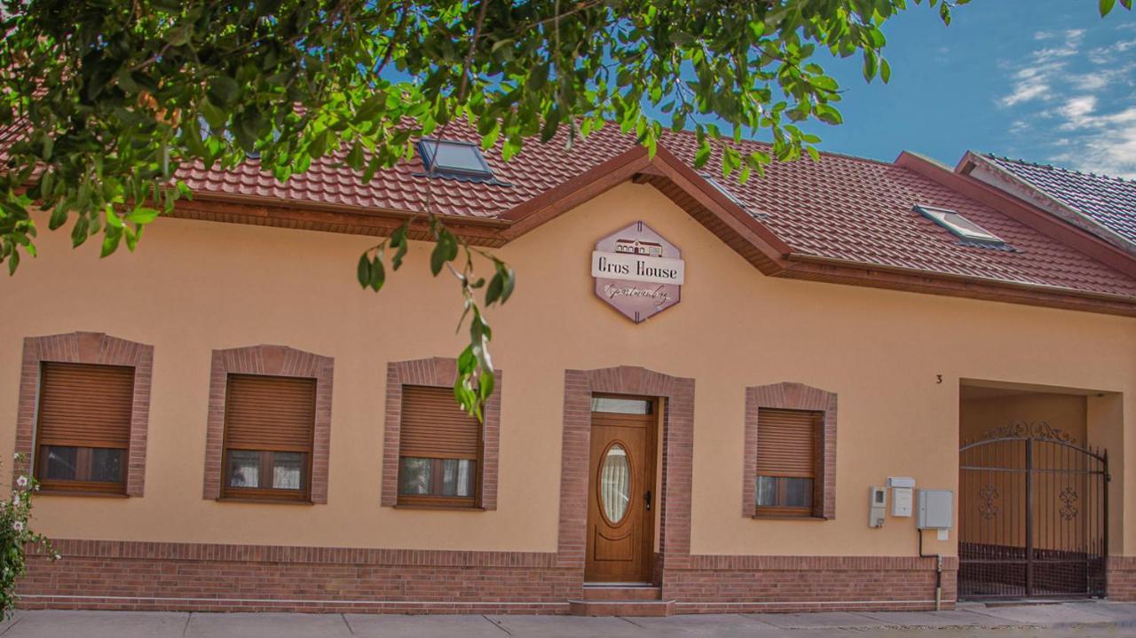 Oros House Apartmanhaz Oroshaza Bagian luar foto