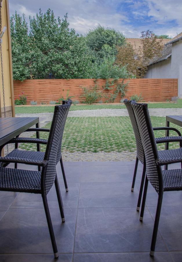 Oros House Apartmanhaz Oroshaza Bagian luar foto