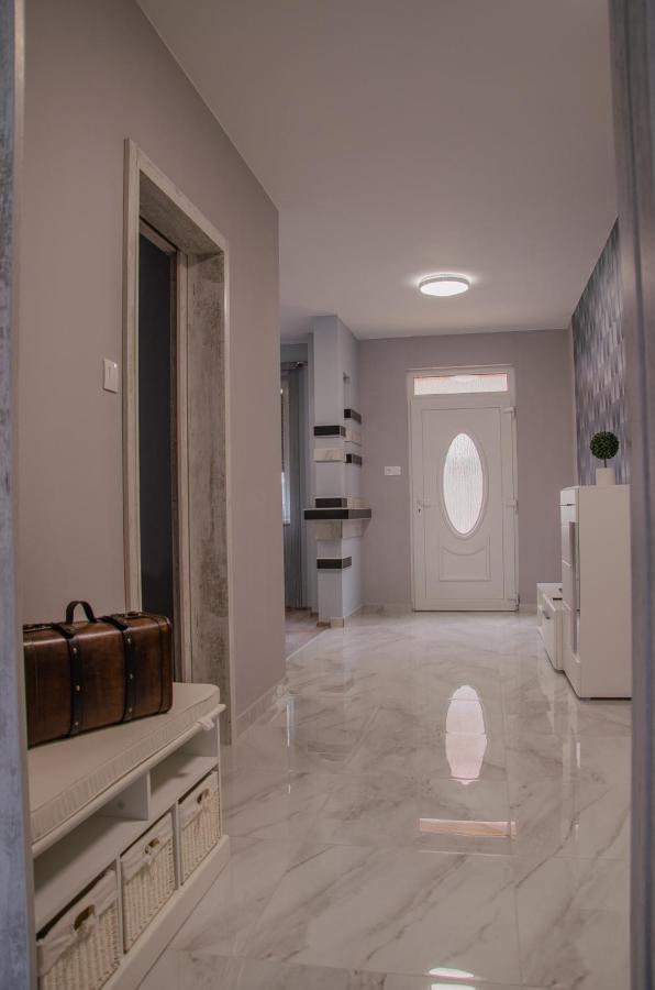 Oros House Apartmanhaz Oroshaza Bagian luar foto