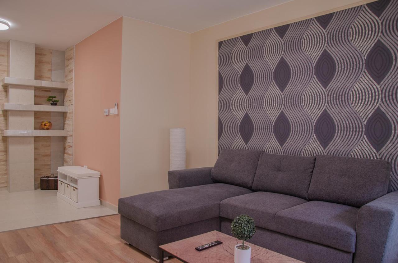 Oros House Apartmanhaz Oroshaza Bagian luar foto