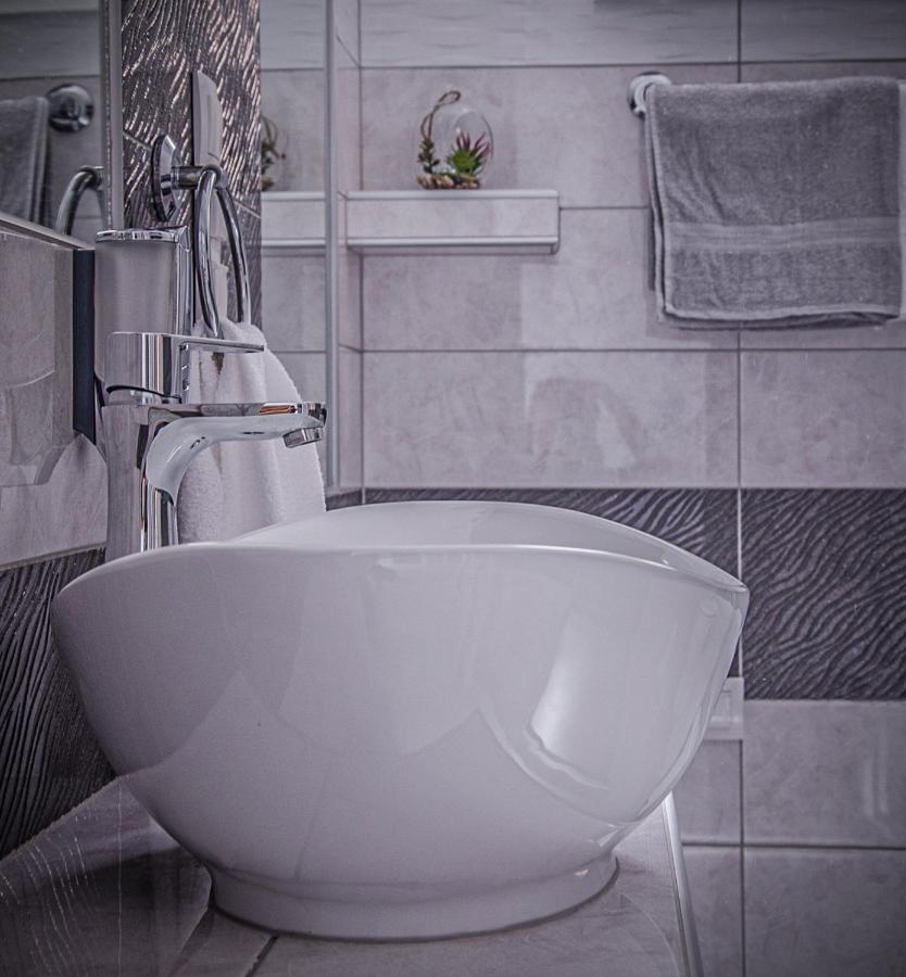 Oros House Apartmanhaz Oroshaza Bagian luar foto