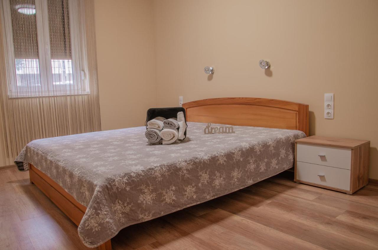 Oros House Apartmanhaz Oroshaza Bagian luar foto