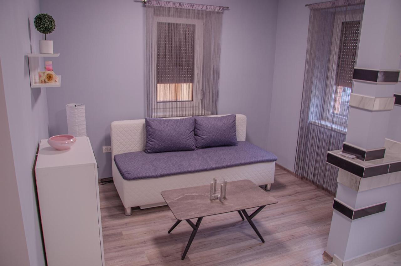 Oros House Apartmanhaz Oroshaza Bagian luar foto