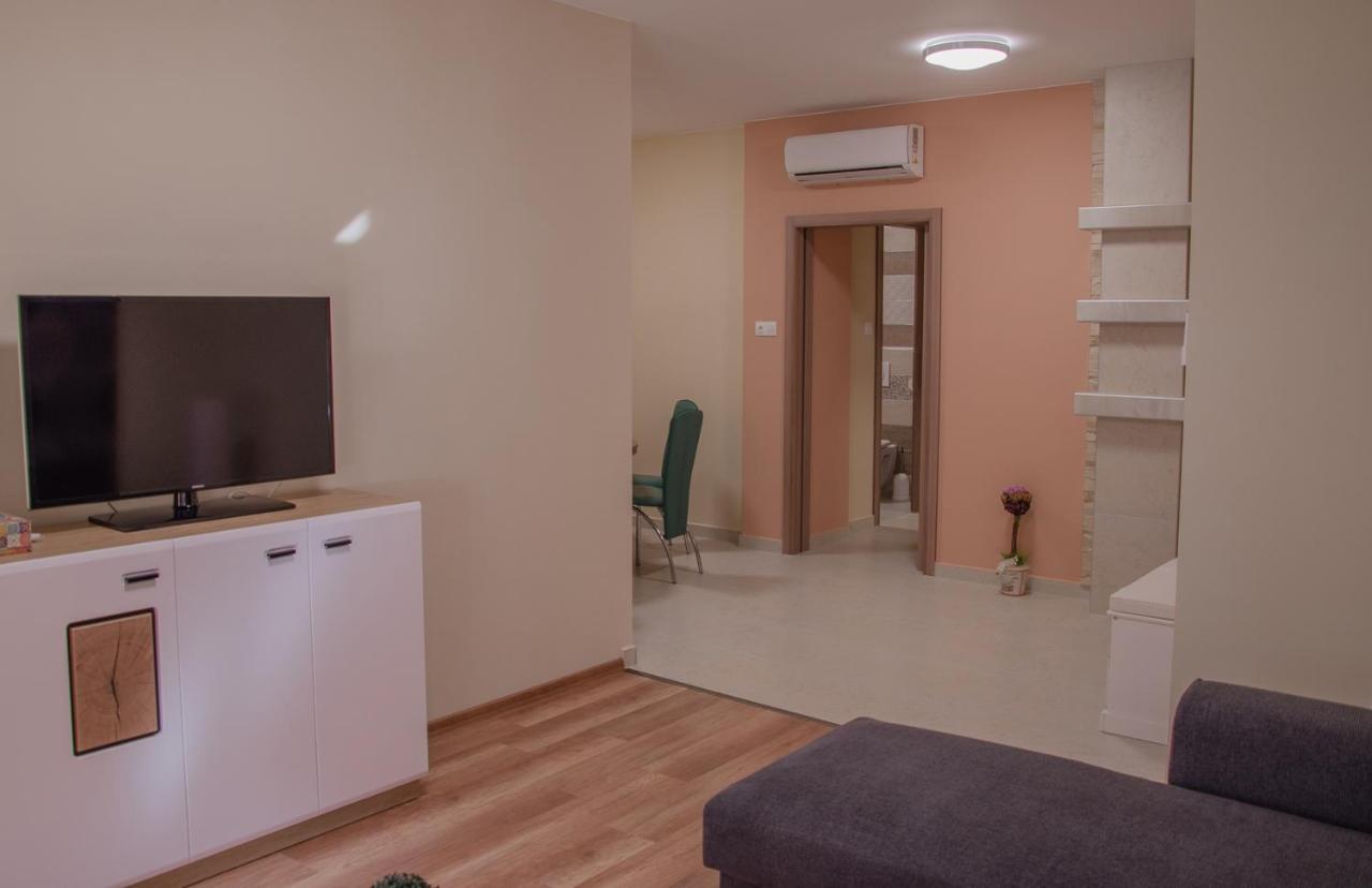 Oros House Apartmanhaz Oroshaza Bagian luar foto