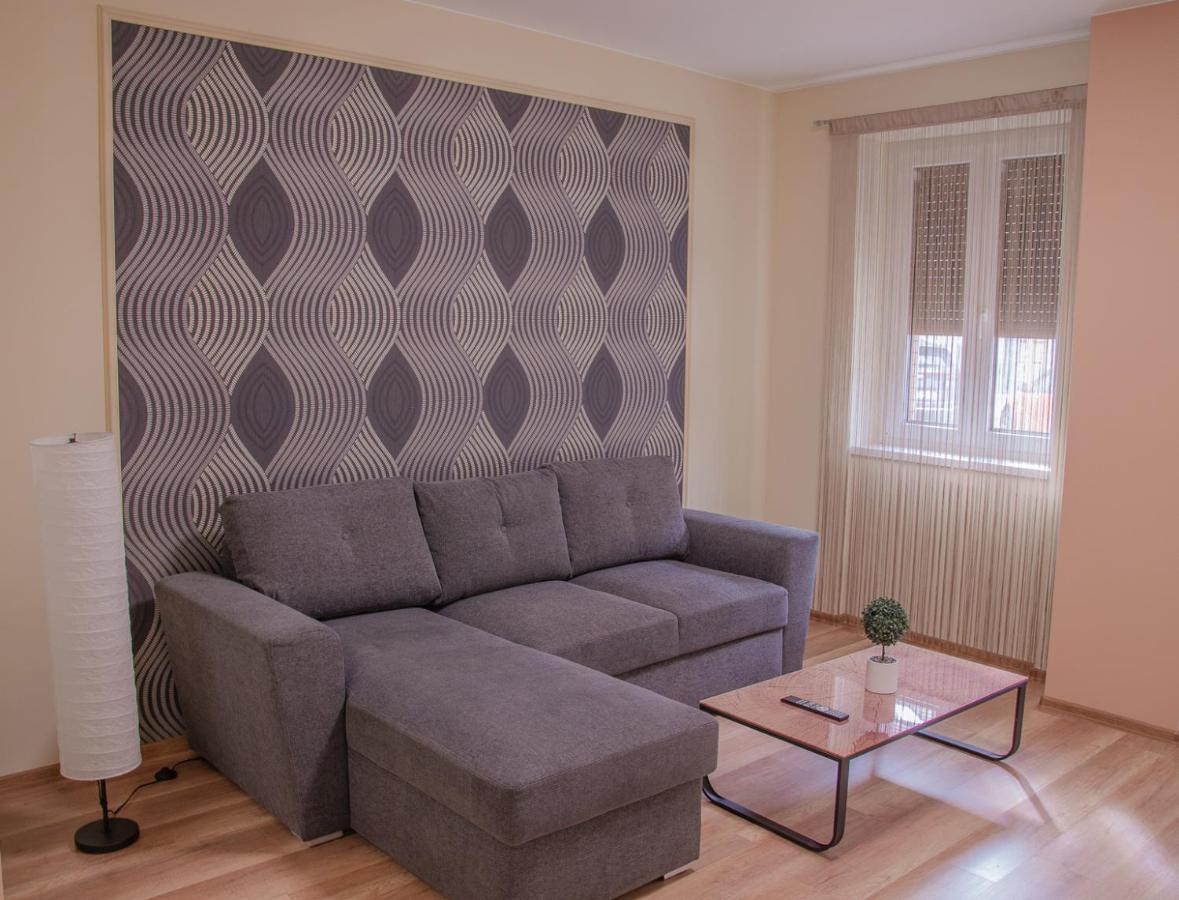 Oros House Apartmanhaz Oroshaza Bagian luar foto