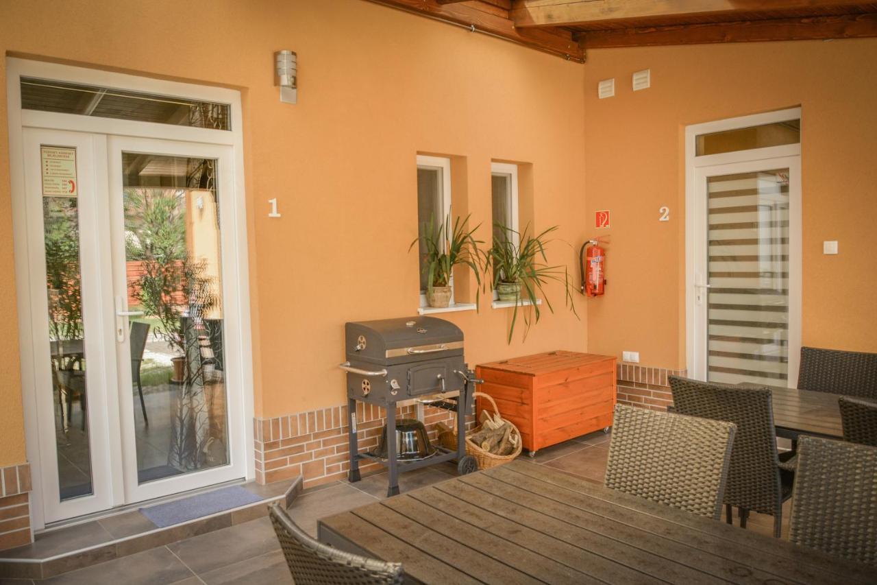 Oros House Apartmanhaz Oroshaza Bagian luar foto