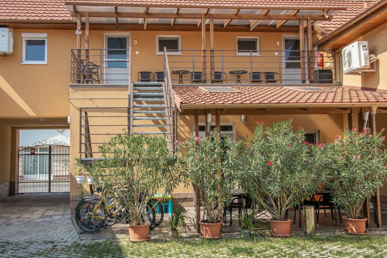 Oros House Apartmanhaz Oroshaza Bagian luar foto