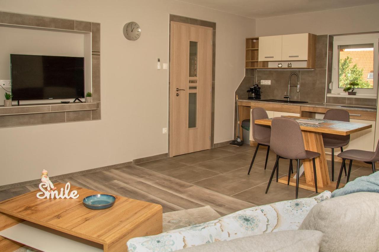 Oros House Apartmanhaz Oroshaza Bagian luar foto