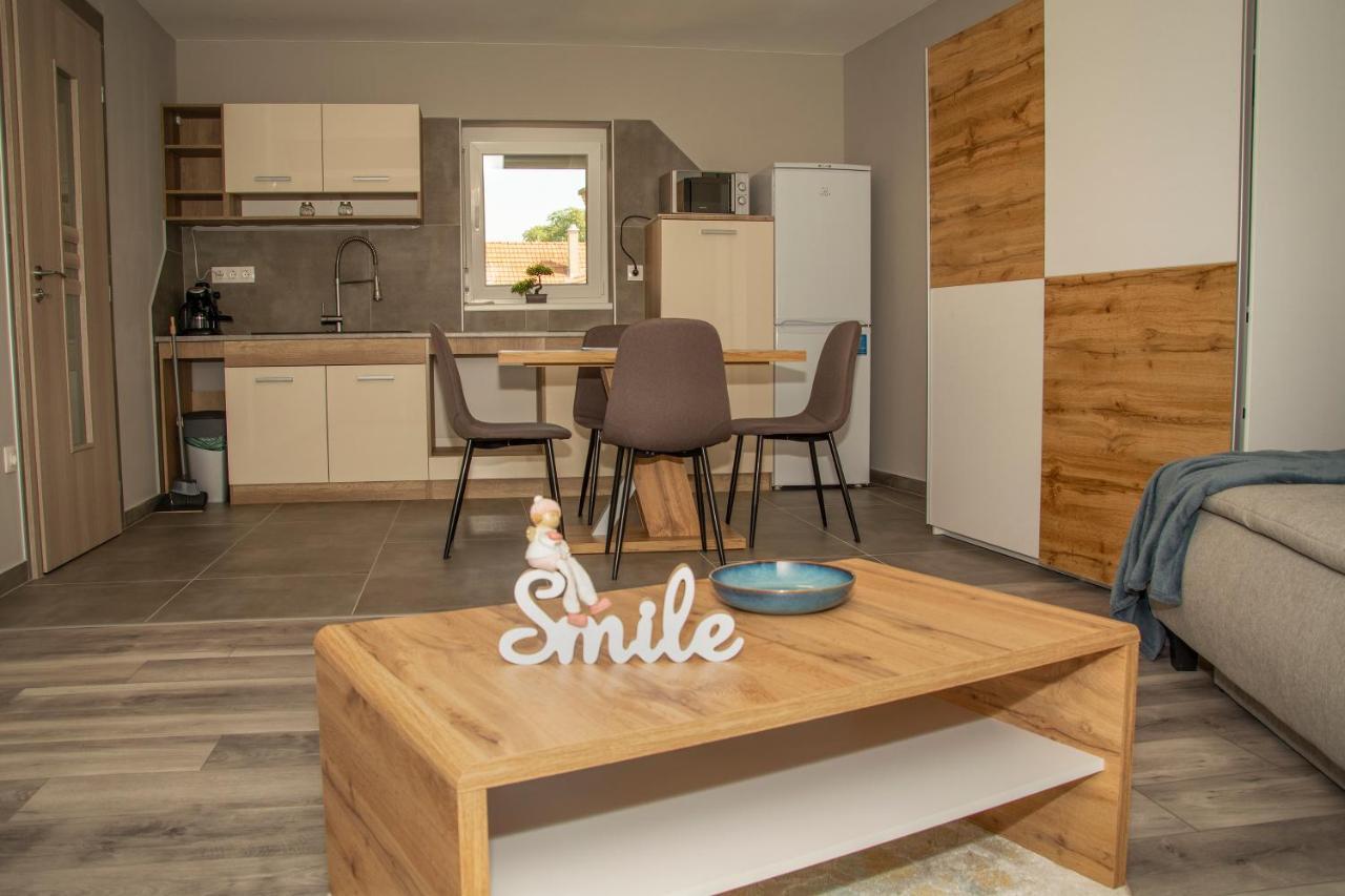 Oros House Apartmanhaz Oroshaza Bagian luar foto