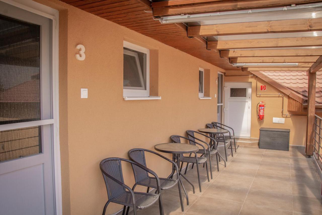 Oros House Apartmanhaz Oroshaza Bagian luar foto