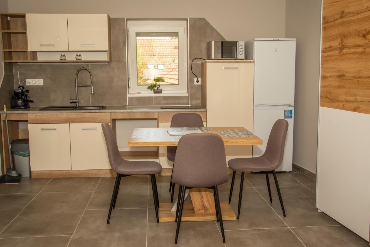 Oros House Apartmanhaz Oroshaza Bagian luar foto