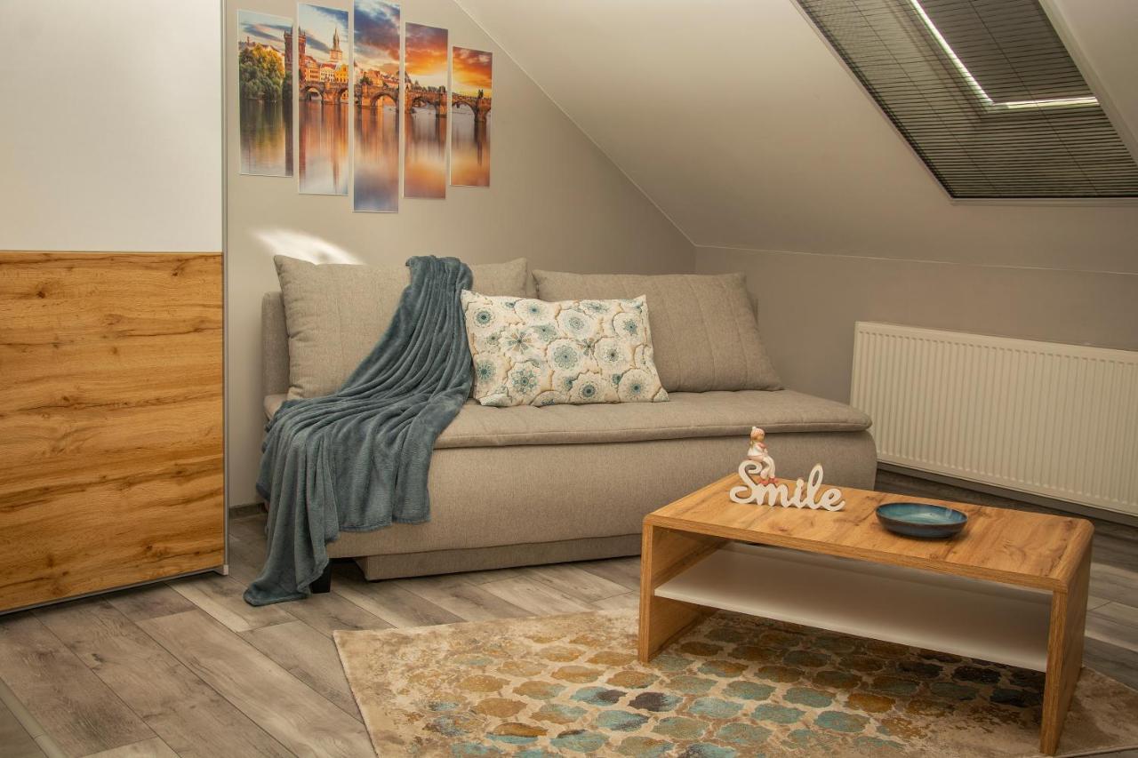 Oros House Apartmanhaz Oroshaza Bagian luar foto