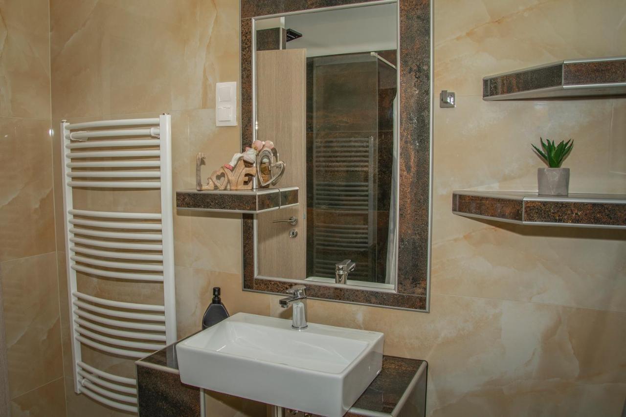 Oros House Apartmanhaz Oroshaza Bagian luar foto