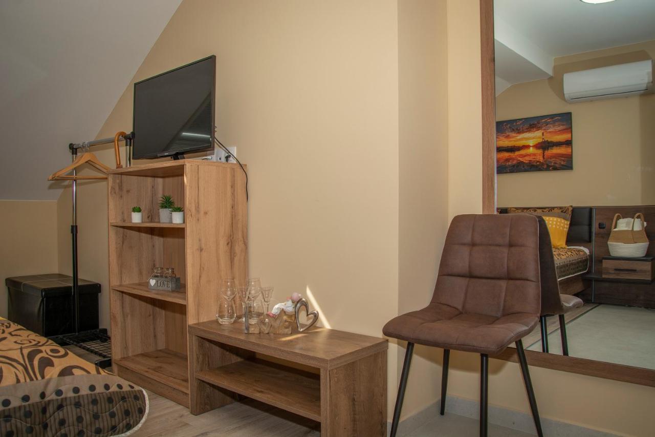 Oros House Apartmanhaz Oroshaza Bagian luar foto