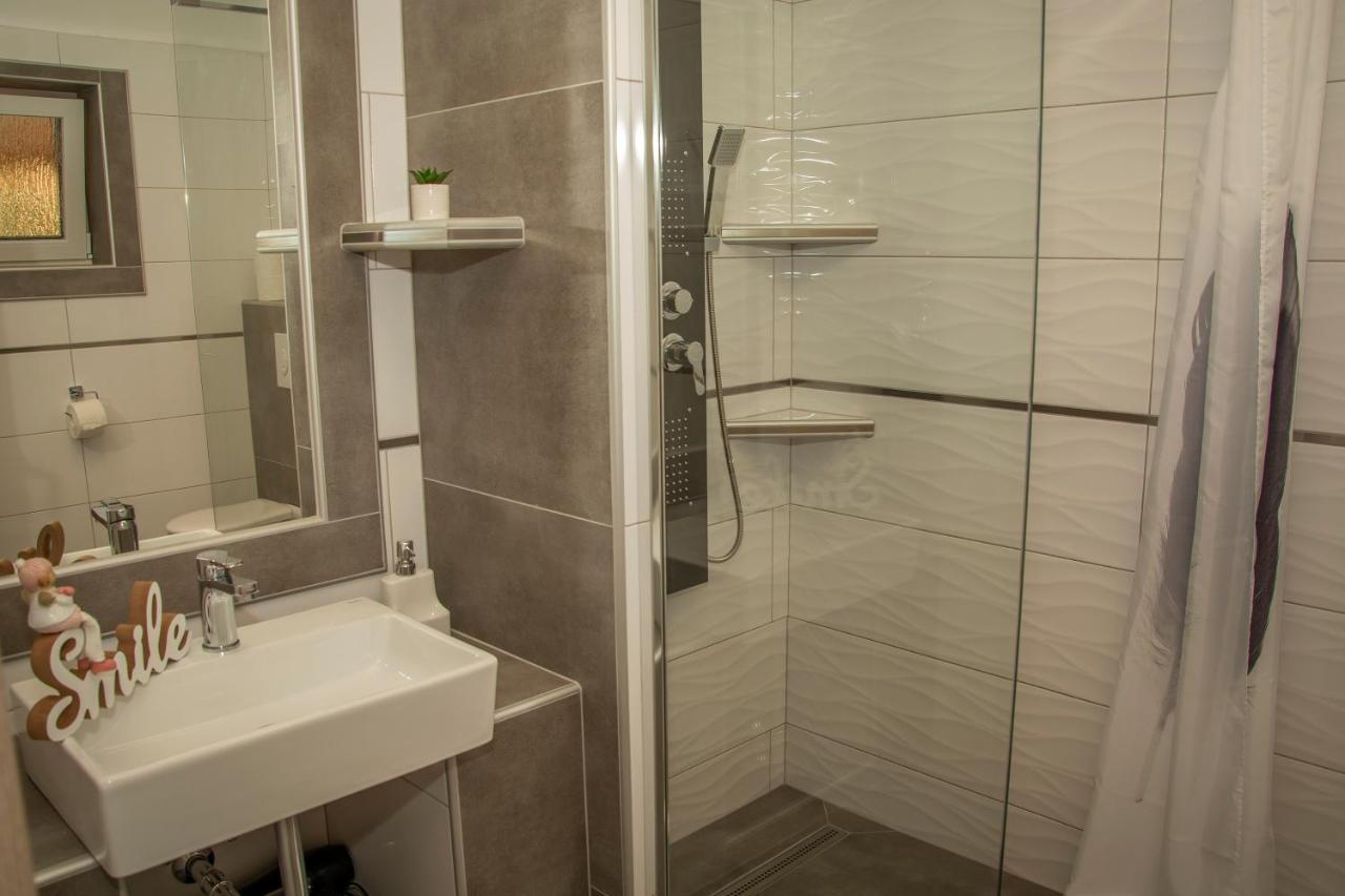 Oros House Apartmanhaz Oroshaza Bagian luar foto