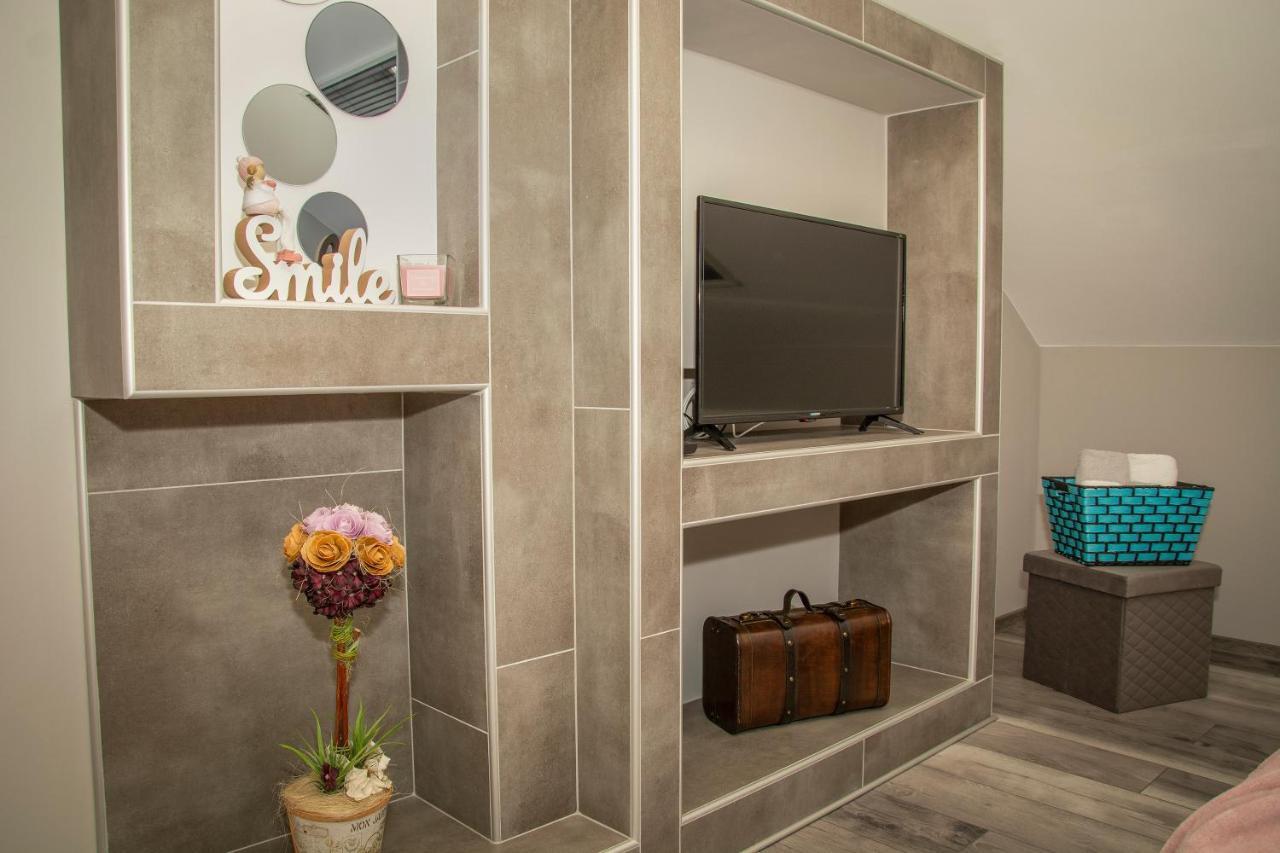 Oros House Apartmanhaz Oroshaza Bagian luar foto