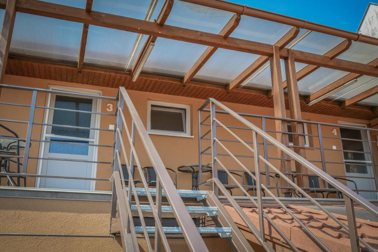 Oros House Apartmanhaz Oroshaza Bagian luar foto