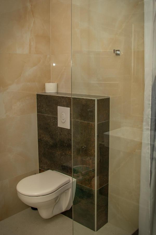 Oros House Apartmanhaz Oroshaza Bagian luar foto