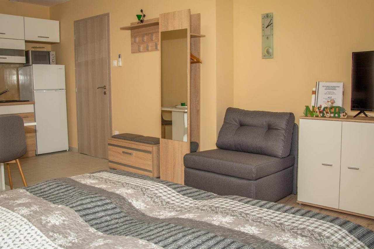Oros House Apartmanhaz Oroshaza Bagian luar foto