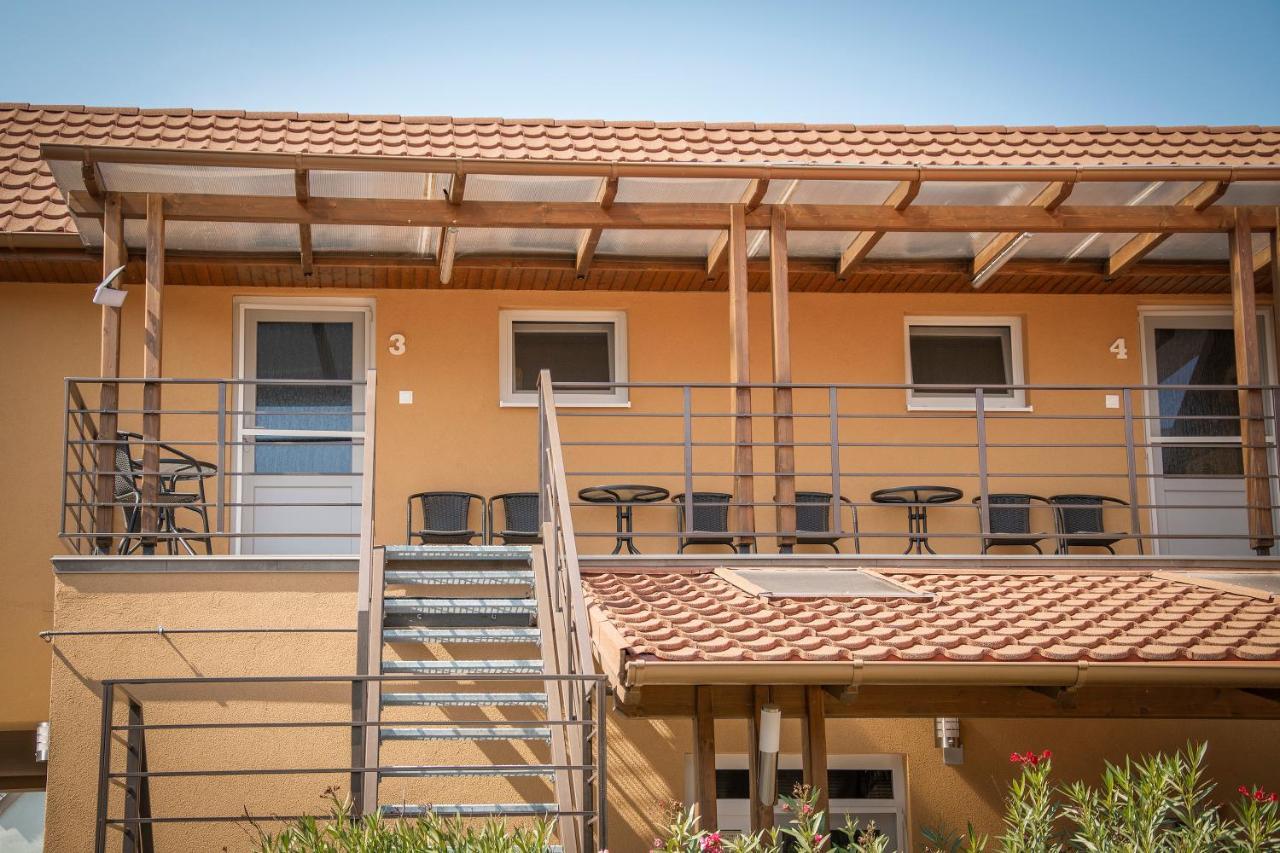Oros House Apartmanhaz Oroshaza Bagian luar foto